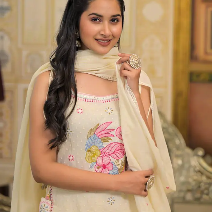 BEAUTIFUL EMBROIDERED TRENDY SUIT SET - 38