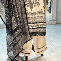 PAKISTANI STYLE SUIT SET