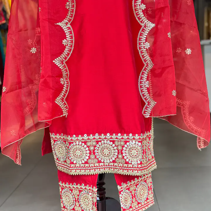 STRAIGHT SUIT SET IN ZARI WORK